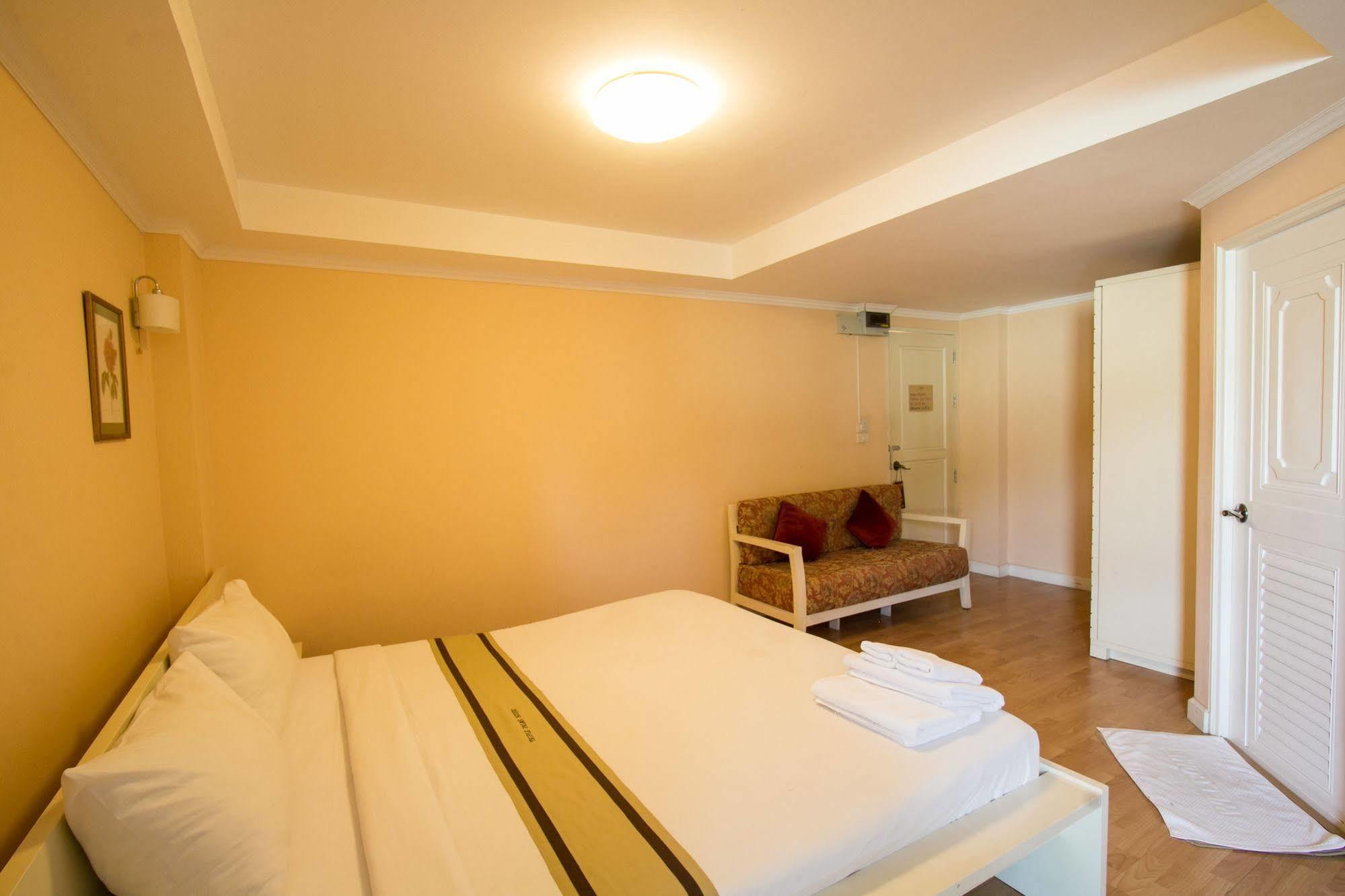 Hotel Triple Palms House à Chiang Mai Extérieur photo